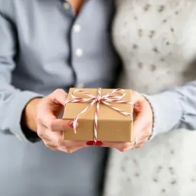 Como escolher presente de noivado: etapas essenciais para o casamento