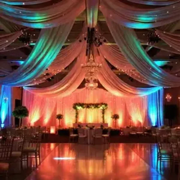 Como contratar iluminação cênica para casamento: guia para planejar sem erros