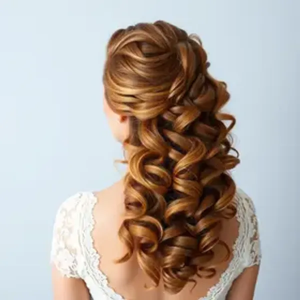 Ideias de penteado para noiva crespa: sugestões criativas para o grande dia