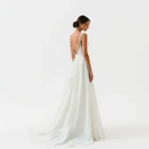 Modelos de vestido de noiva minimalista: sugestões criativas para o grande dia