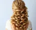 Ideias de penteado para noiva cacheada: sugestões criativas para o grande dia