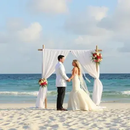 Casamento na praia vale a pena: diferenças, vantagens e quando escolher