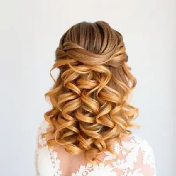 Como escolher penteado para noiva crespa: guia para planejar sem erros