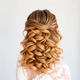 Como escolher penteado para noiva crespa: guia para planejar sem erros